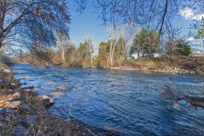Building Photo - 2bed, 2bath condo with W/D, Balsony and river access
