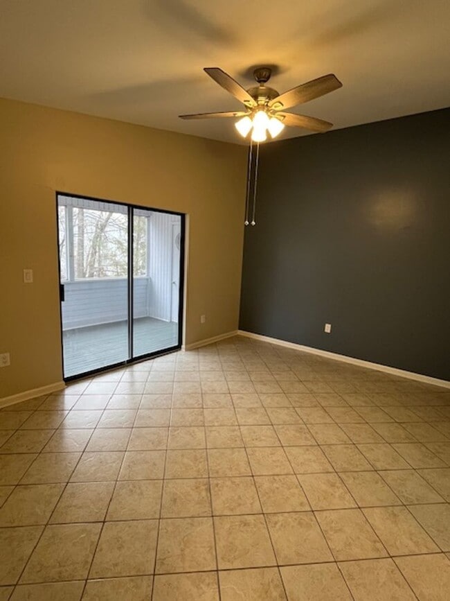 Building Photo - 2 Bedroom 1 Bath Upstairs Condo with MANY upgrades in Hunters Chase