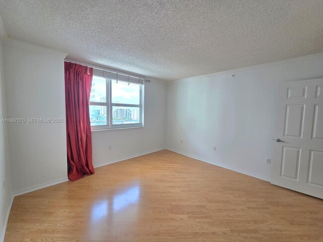 Building Photo - 1155 Brickell Bay Dr