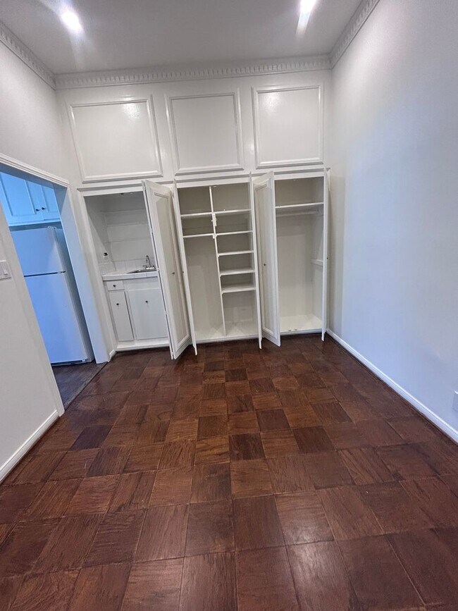 Building Photo - 9080 Shoreham Dr