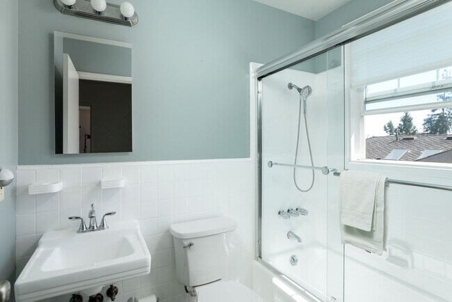 Building Photo - Updated home with spacious yard