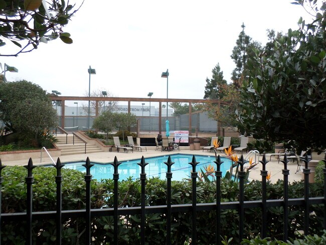 Building Photo - The Boardwalk in La Jolla 2 bdr 2 bath 3 f...