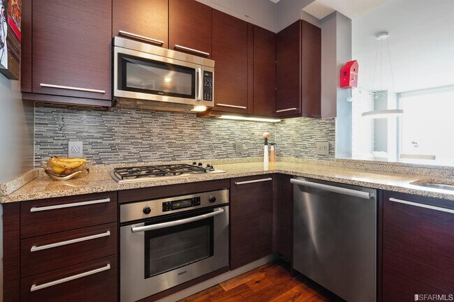 Building Photo - 425 1st St