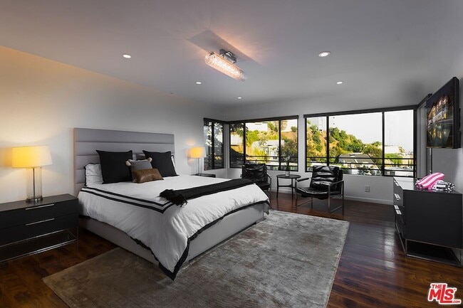 Building Photo - 1733 Sunset Plaza Dr