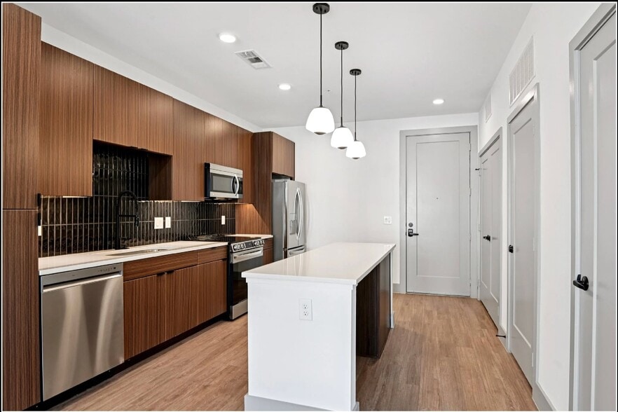Building Photo - 2901 Lady Bettye Dr