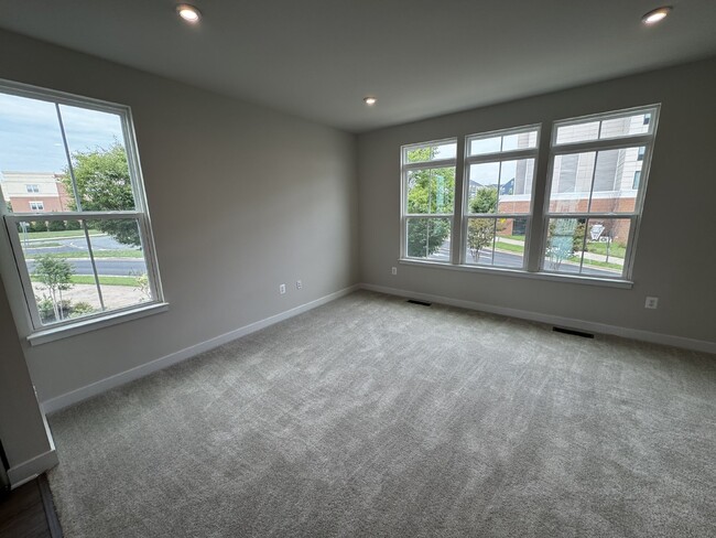 Building Photo - 3 Bed / 2.5 Bath Brand New Townhouse (Avai...