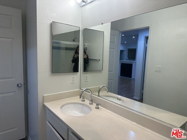 Building Photo - 8614 Burton Wy