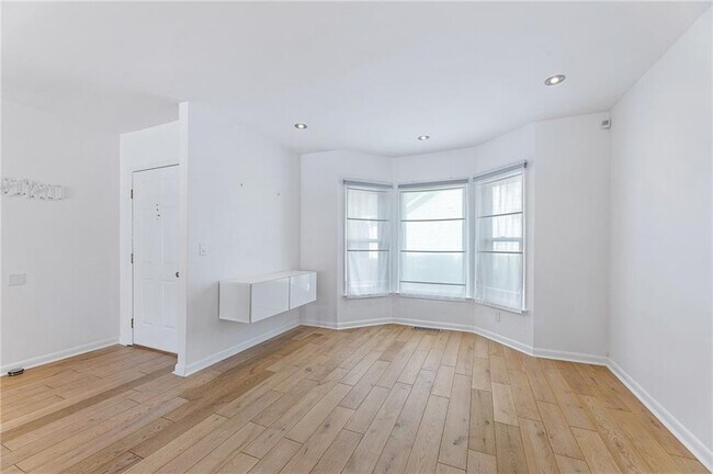 Building Photo - 908 Lenox Hill Ct NE