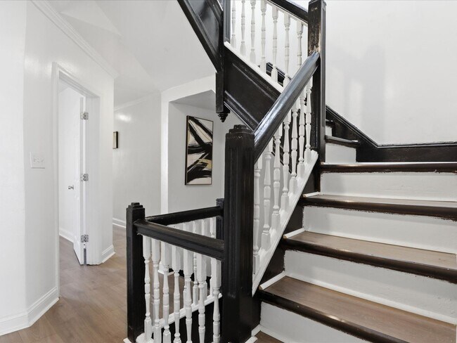 Building Photo - Charming Spacious Baltimore Rowhome