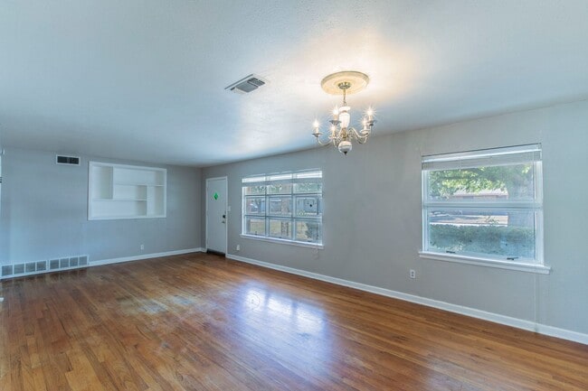 Building Photo - Stylish & Spacious 3-Bed Home