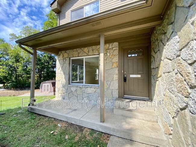 Building Photo - 6879 Oak Lake Dr