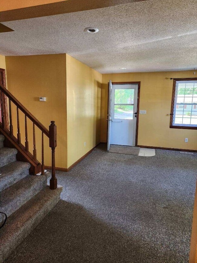 Building Photo - 811 W Peck St