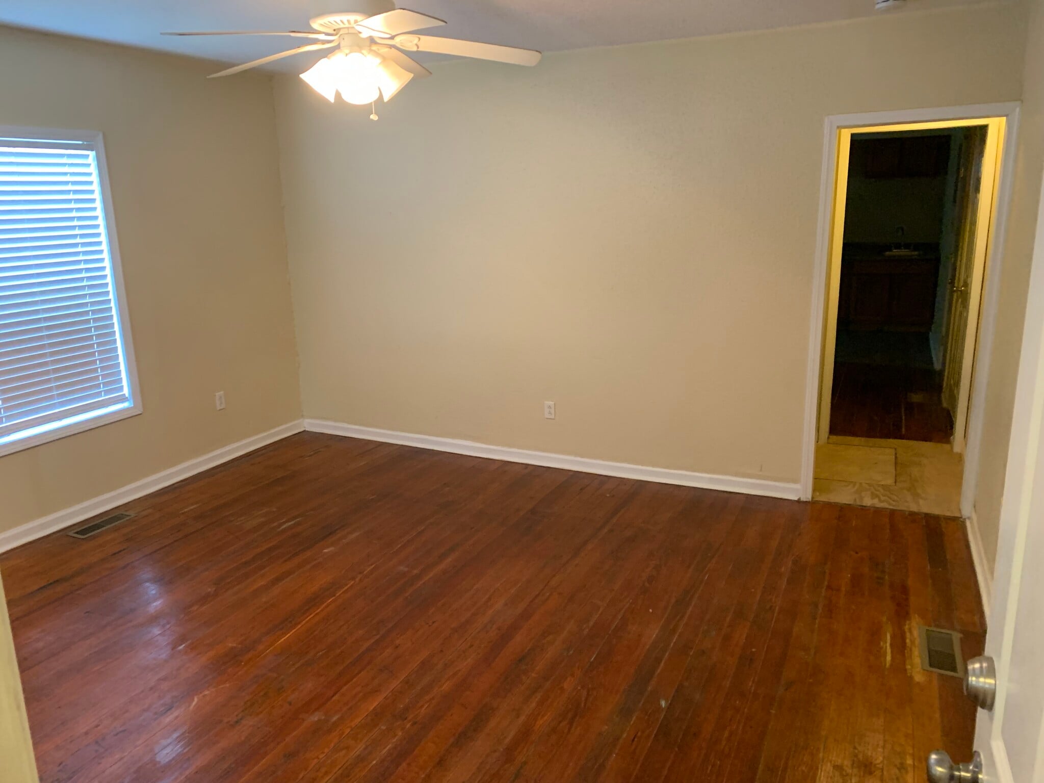 Building Photo - 930 W Poplar St