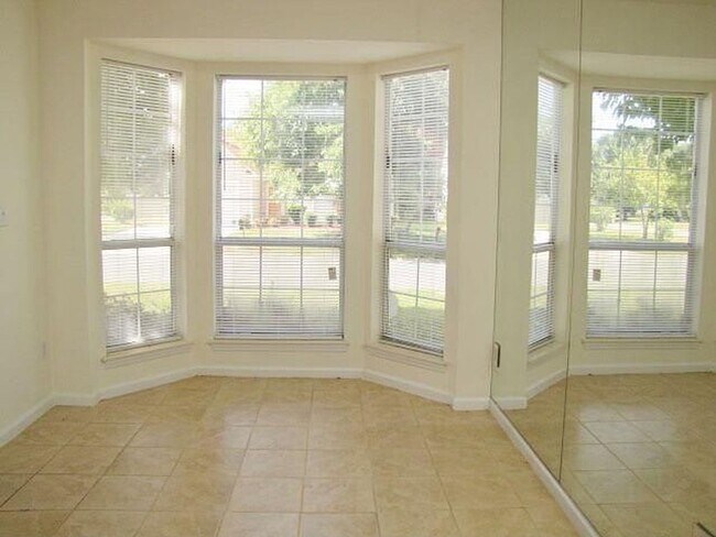 Building Photo - Lovely 3-Bedroom Home in the Hilltop/Faire...