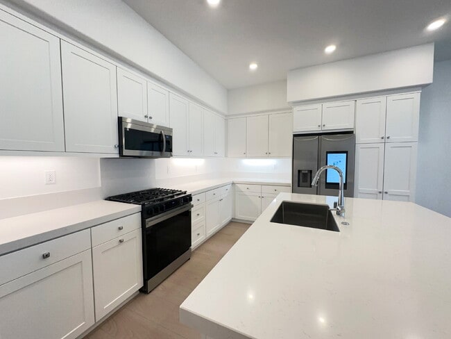 Building Photo - "Chic 1-Bedroom Retreat with Spacious Living in Valencia – 915 Sq Ft of Comfort!"