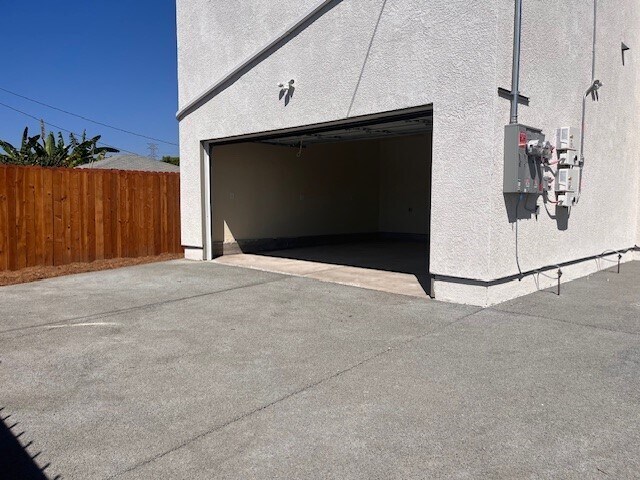 Building Photo - 154 E 99th St