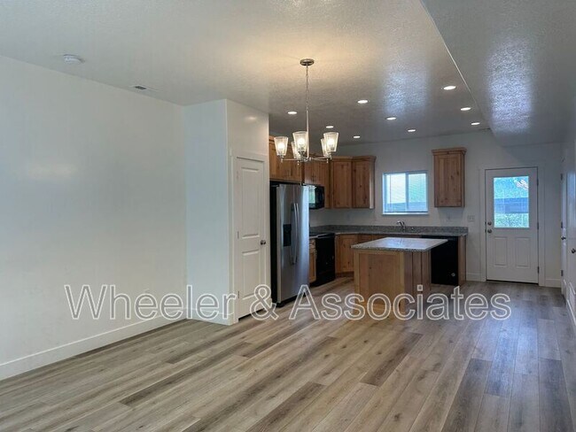 Building Photo - 318 38th St