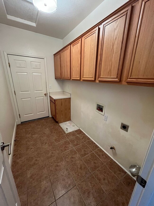 Building Photo - Well-maintained 3-bedroom, 2-bath home