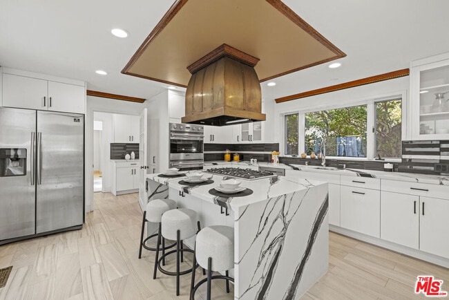 Building Photo - 865 Warner Ave