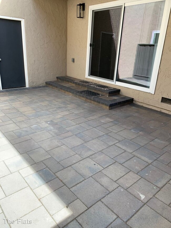 Building Photo - 2280 Latham St