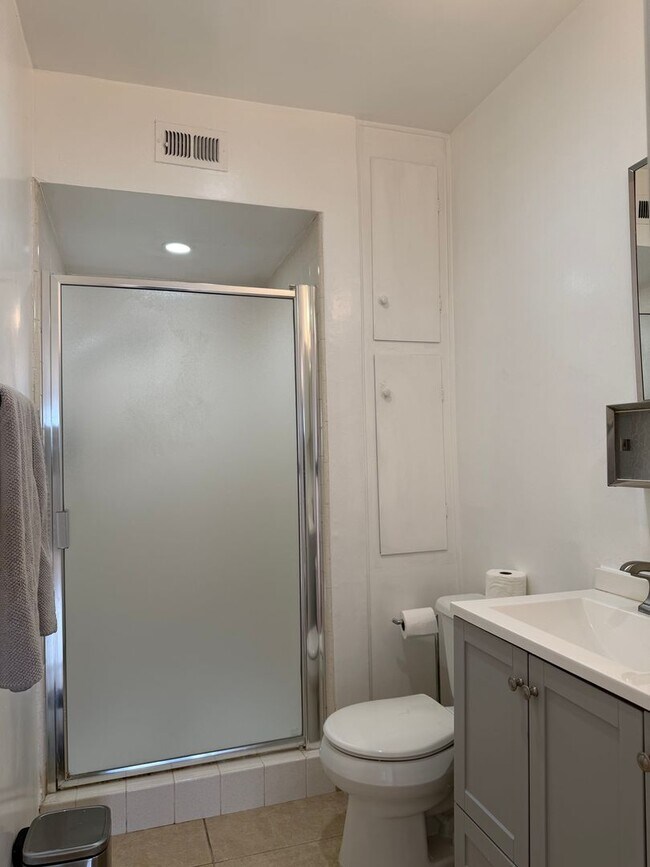 Building Photo - North Hollywood, 2br -2ba HOME