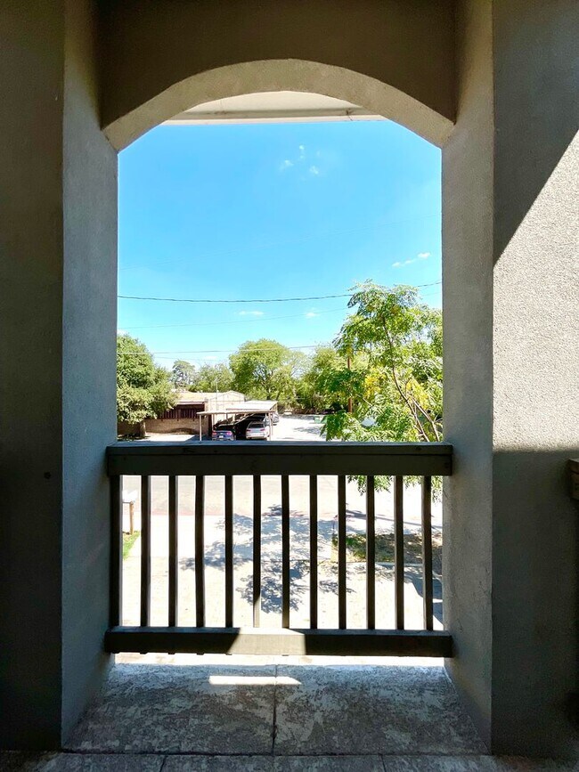 Building Photo - 1611 N Navidad St