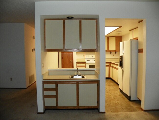 Building Photo - 813 Country Club Dr SE
