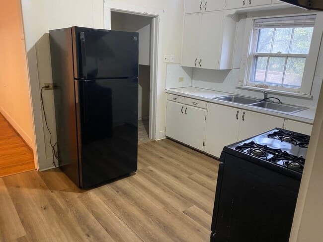 Building Photo - 600 Minden St