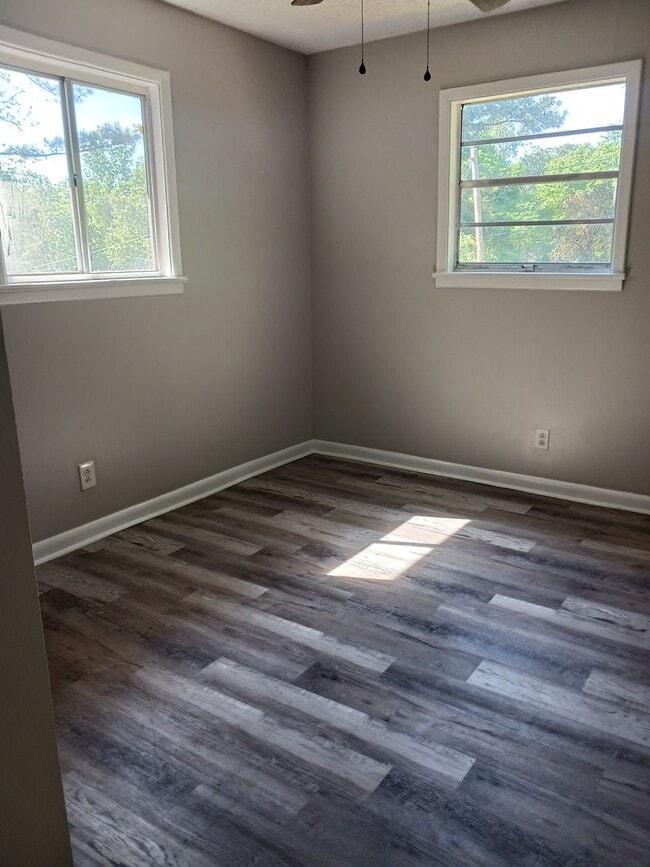 Building Photo - 4 Bedroom Home Available Now!