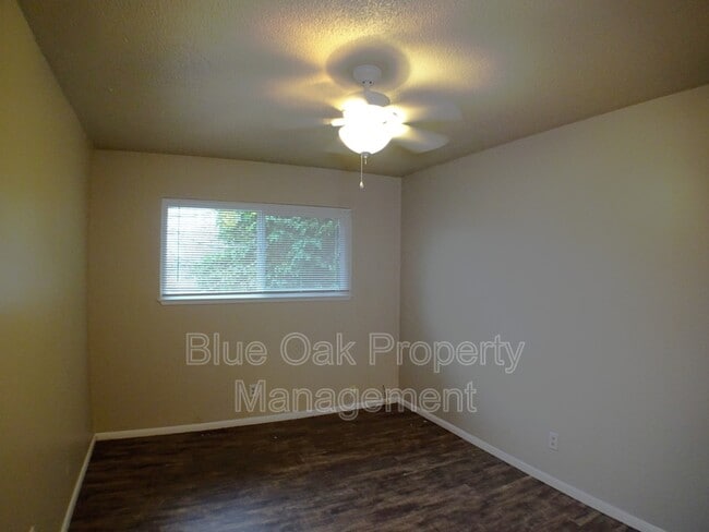 Building Photo - 275 E 19th St