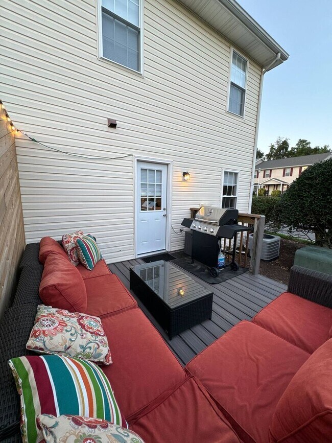 Building Photo - 3 Bedroom 3 Bathroom - Short Term Lease