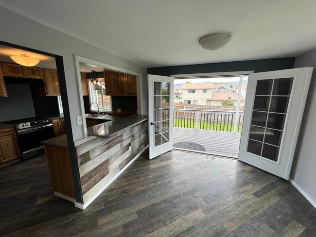 Building Photo - 610-612 12th St NE