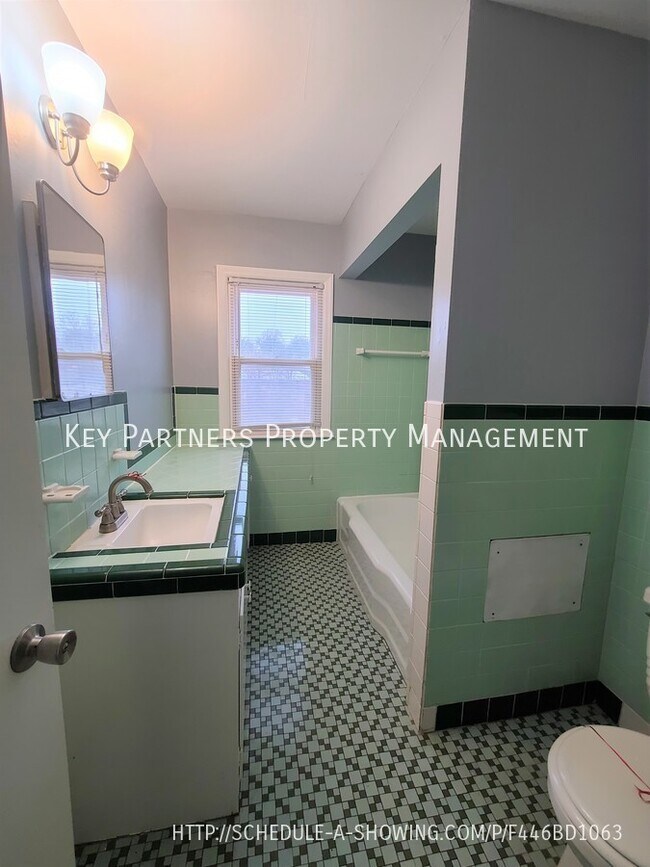 Building Photo - 1309 W 100th Terrace - Short term option!