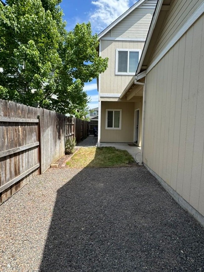 Building Photo - 3 Bedroom 2.5 Bath in Talent