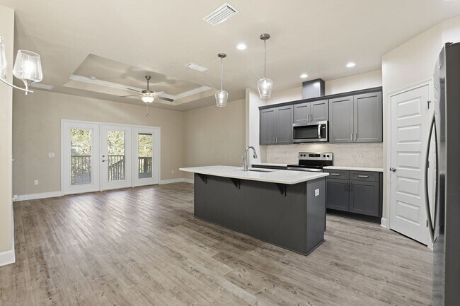 Building Photo - Villas of West 3Bed/2Bath End Unit