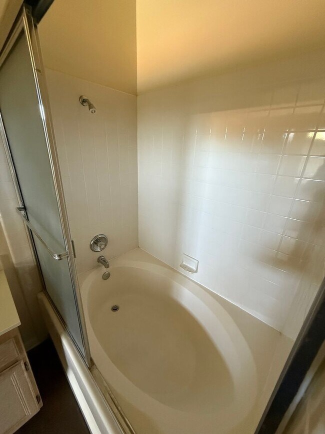 Building Photo - Lovely 2 Bedroom, 2 Bath First-Floor Condo...