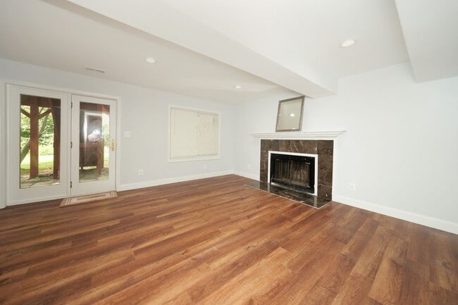 Building Photo - 9900 Kingsbridge Dr