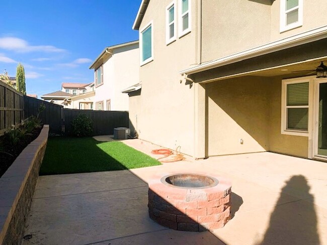Building Photo - GORGEOUS 4 BED 3BATH HOME - DOWNSTAIRS BED...