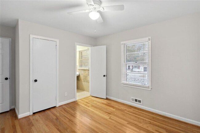 Building Photo - 2120 Meadowbrook Ln SE