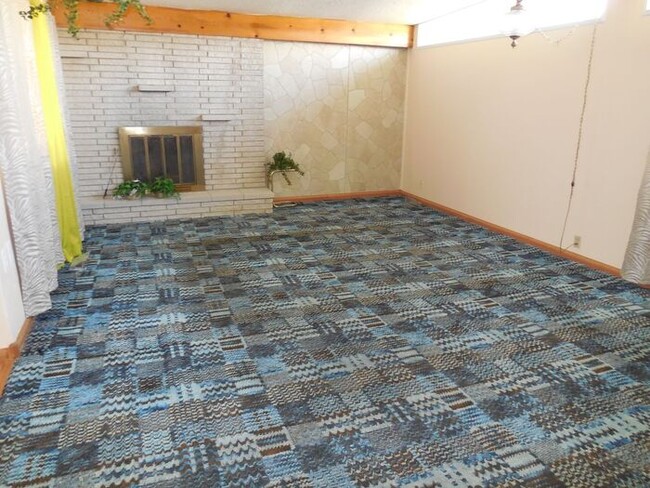 Building Photo - Awesome 3 Bedroom Holladay ground floor un...
