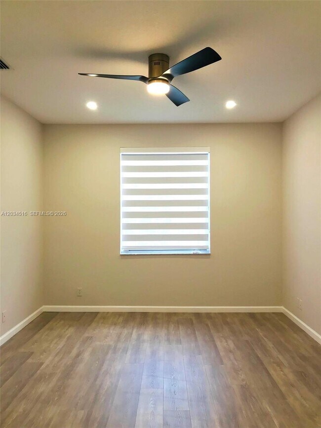 Building Photo - 2501 Poinciana Dr