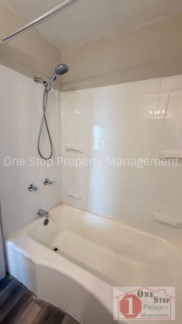 Building Photo - Beautiful 3 Bedroom 2 Bathroom in Kansas City