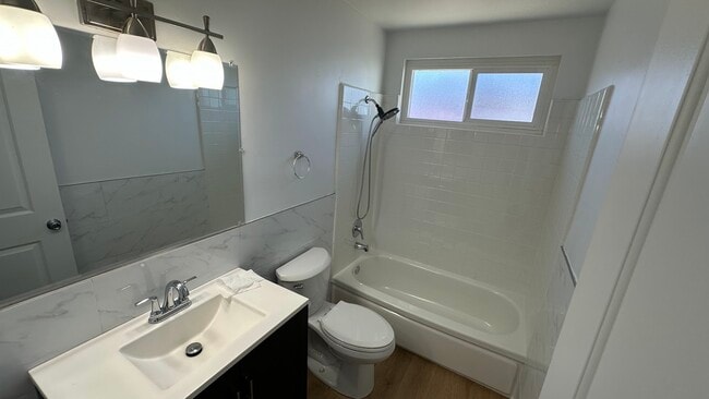 Building Photo - 524 W 2nd St