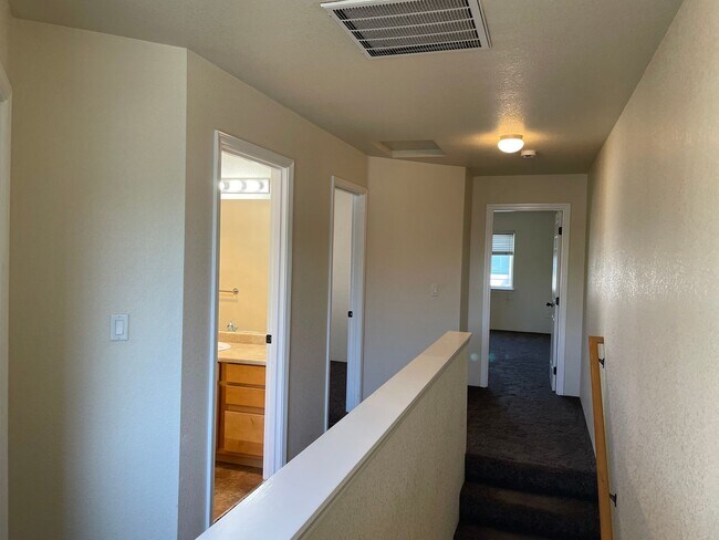 Building Photo - Very Nice 3 Bedroom 2.5 Bathroom Townhome ...