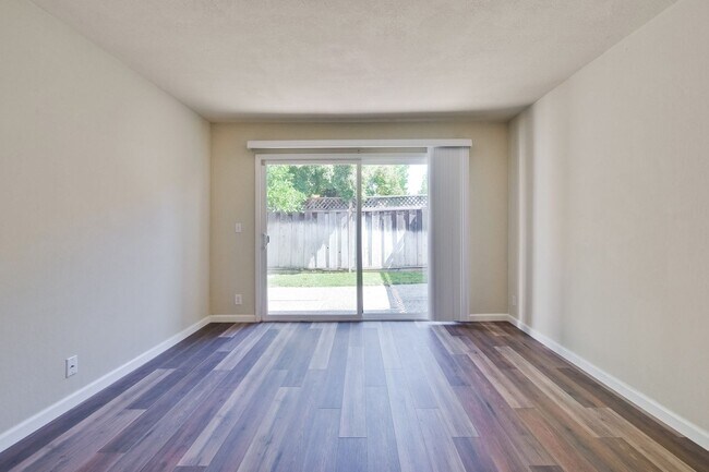 Building Photo - Beautiful 3 bedroom 2 bath Single Family Home $5200