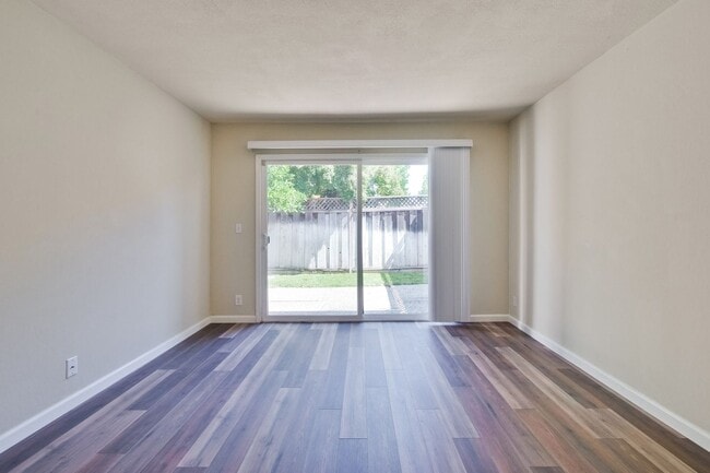 Building Photo - Reduced-Beautiful 3 bedroom 2 bath Single Family Home $4395
