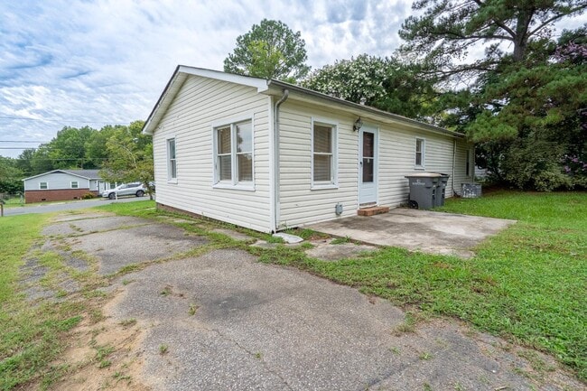 Building Photo - 113 Crestview Dr