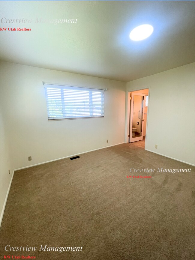 Building Photo - Charming Home with Expansive Yard in Prime Draper Location