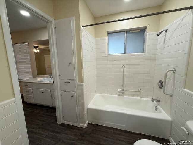 Building Photo - 10104 Ironside Dr