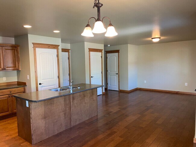 Building Photo - 3 Bedroom, End Unit, Condo in Bozeman